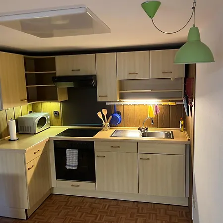 Lichtdurchflutete Souterrain-wohnung Mit Moderner Thekenkueche *