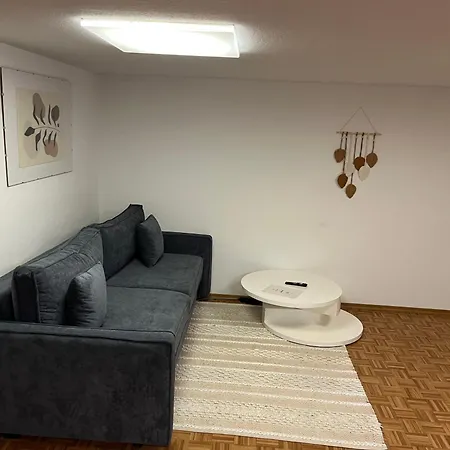 Lichtdurchflutete Souterrain-wohnung Mit Moderner Thekenkueche Διαμέρισμα