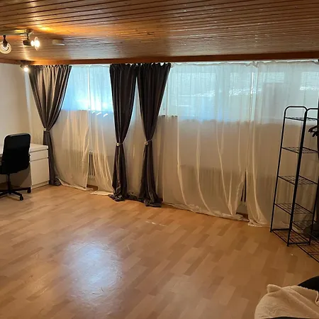 Lichtdurchflutete Souterrain-wohnung Mit Moderner Thekenkueche *